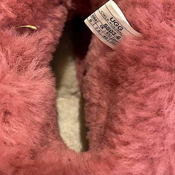 UGG CLASSIC CRYSTAL BUTTON ANKLE UGG BOOT ⭐️⭐️⭐️⭐️ - Picture 7 of 9